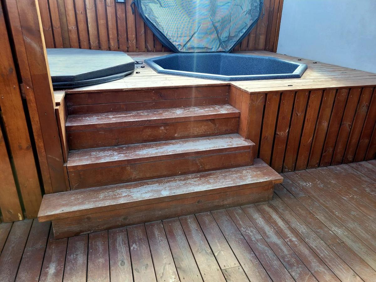Ak Rentals, With Hot Tubs アークレイリ エクステリア 写真
