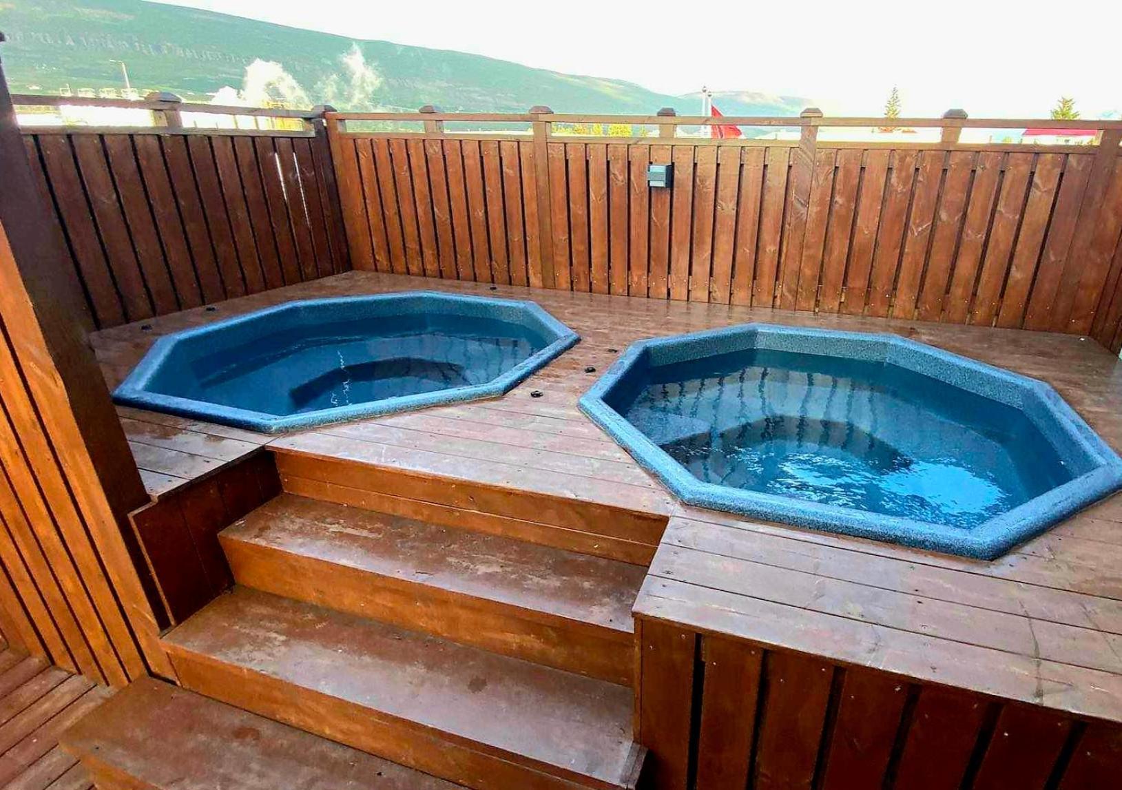 Ak Rentals, With Hot Tubs アークレイリ エクステリア 写真